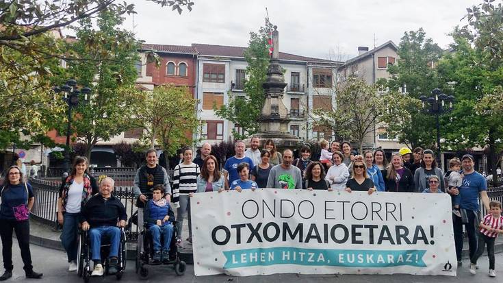"Otxomaio euskaldunen alde" lerratu dira Urduñako hainbat elkarte eta eragile