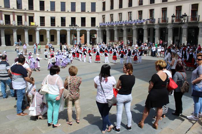 Ehunka dantzari eta ikusle b 13 1524460754009