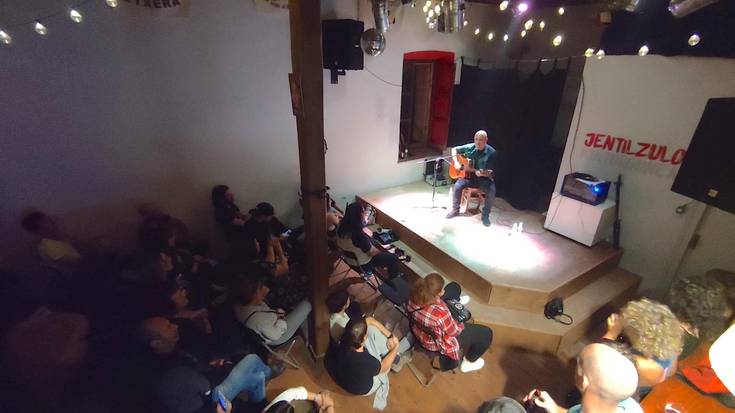 Aitor Gorosabelek Jentilzulo bete zuen bart, Su Ta Gar taldeko abesti akustikoekin eta bere bizipenekin