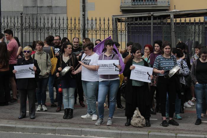 Aiaraldeko mugimendu feministaren epaitegiko protesta