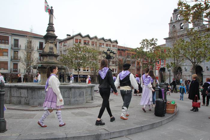 Dantzaren bidez aldarrikatu  23 1520777889149