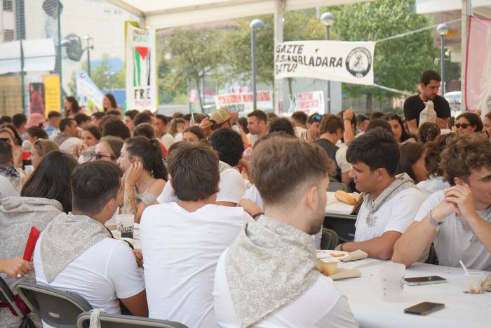 Ehunka lagunek egin dute bat 39 1755423092246