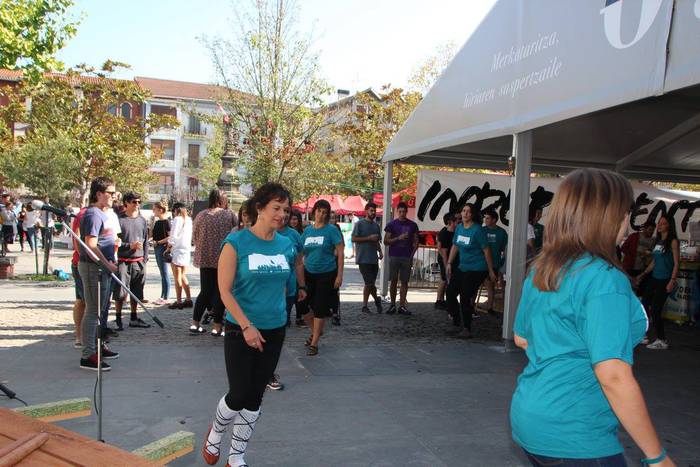 Gazte ugari batu zituen Inde 4 1508073767417