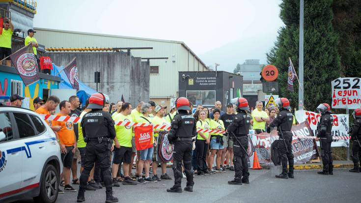 Protesta artean jaso dute Imanol Pradales lehendakaria Maderas de Llodioko langileek
