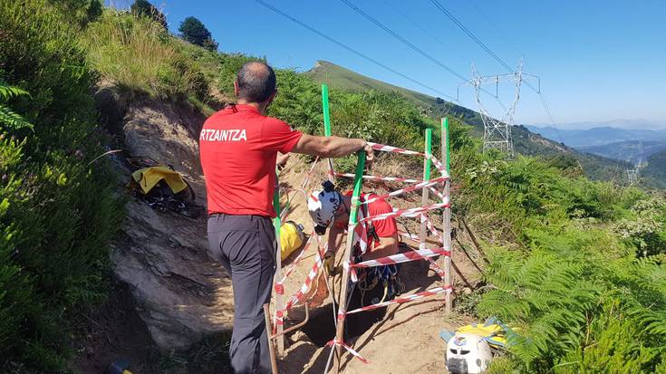 Zulo bat hesitu dute Ganekogortan, azpian leize bat baitago