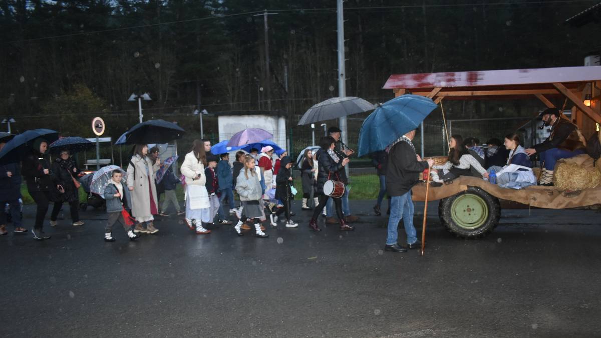 Hotzak eta euriak ez zuten ekidin Luiaondoko hainbat umeren harrera Olentzerori