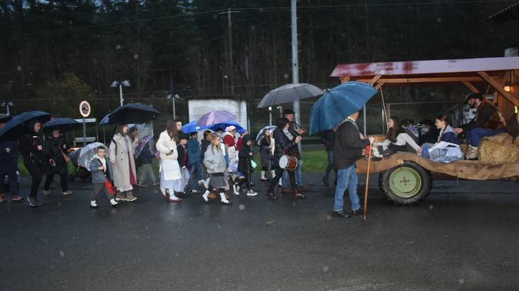 Hotzak eta euriak ez zuten ekidin Luiaondoko hainbat umeren harrera Olentzerori