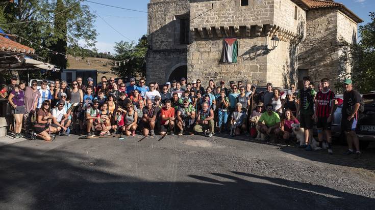 Eguraldia lagun izan zuten atzo Soxoko jaietako mendi ibilaldian