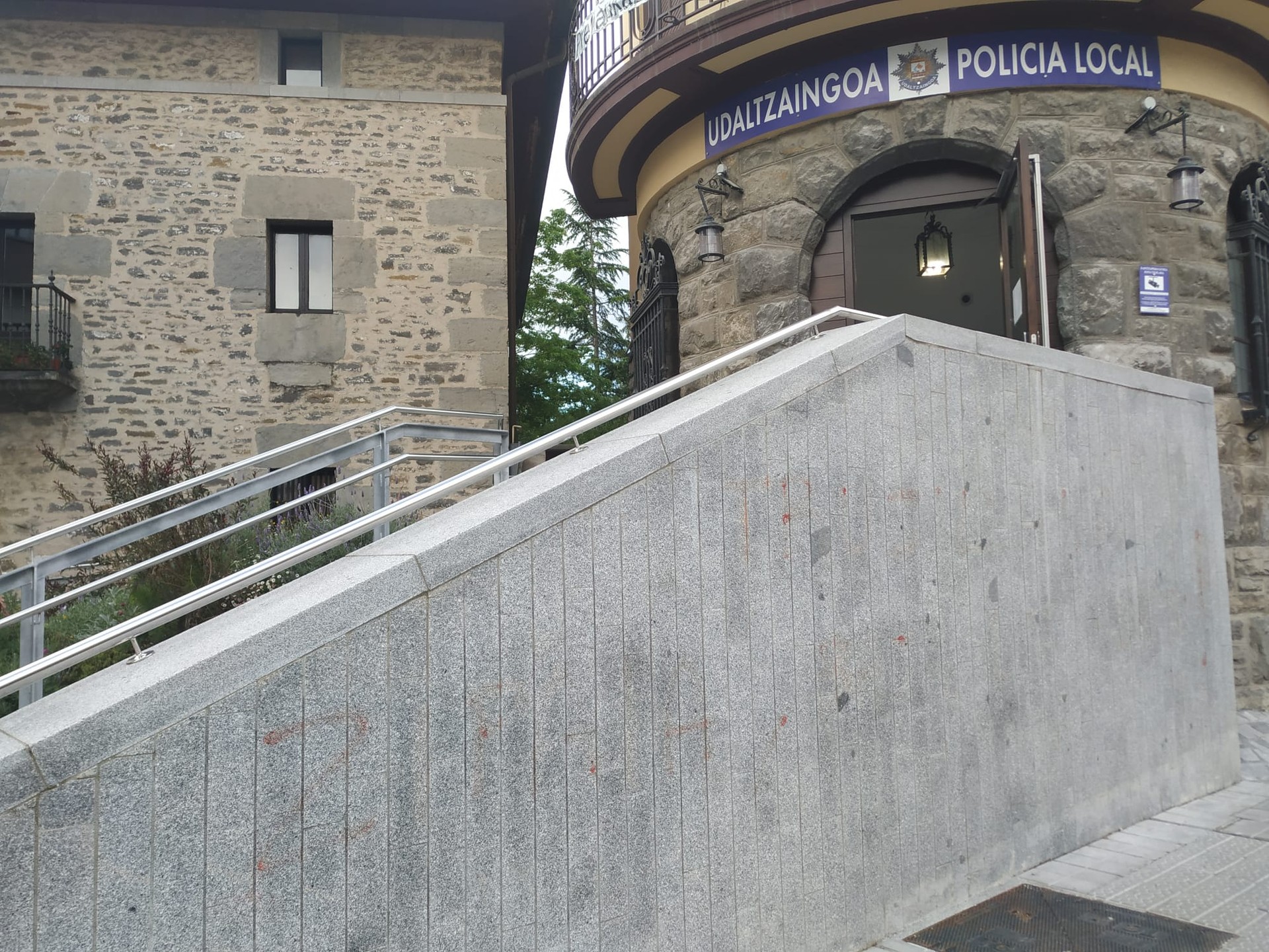 Udaltzaingoaren aurka agertutako margoketak gaitzetsi dituzte