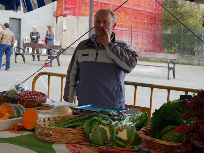 Neguko azokak hainbat jende  15 1545573045912