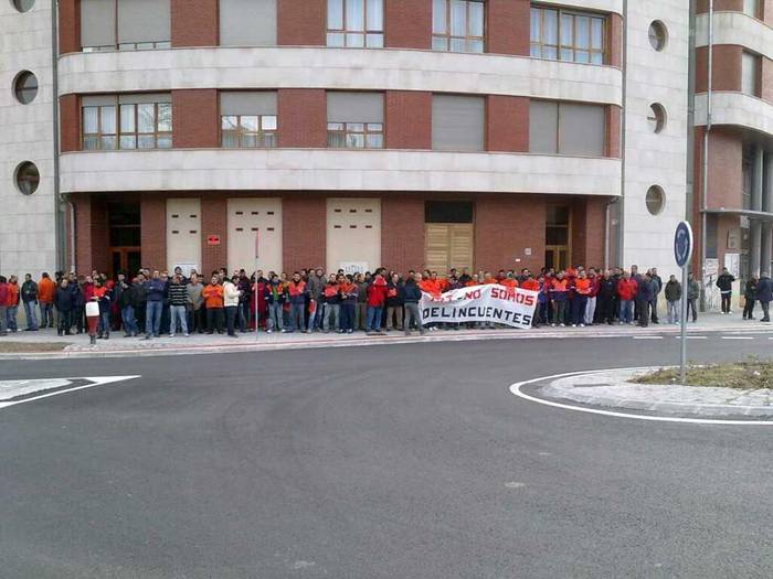 Guk Baik babesa adierazi die bihar epaituko dituzten Tubos Reunidos enpresako bi langilei