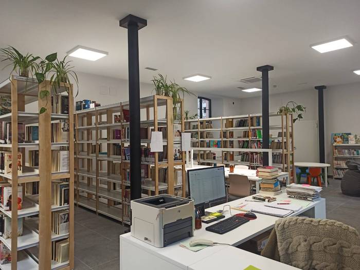 Artziniegako Kultura Etxe berrira lekualdatu dute udal liburutegia