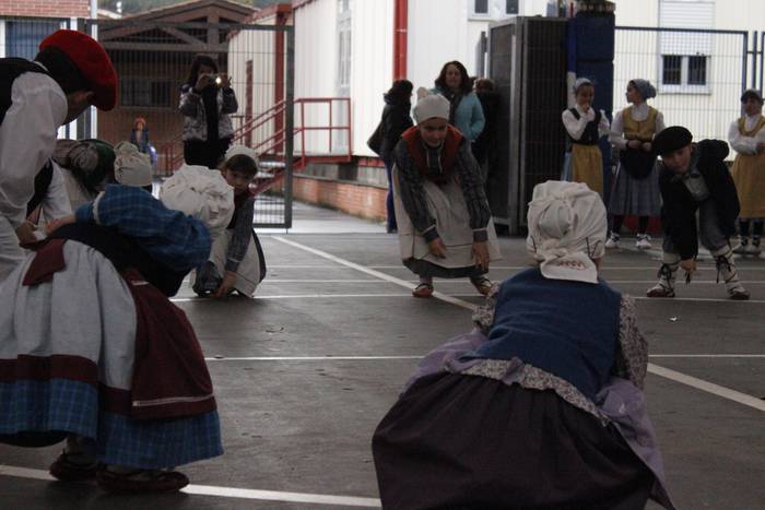 Dantzari Egunak herriguneko  47 1521467311434