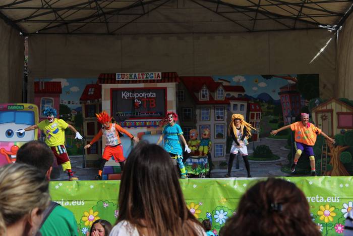 Ilusioa eta muxuak banatu di 2 1499276708970