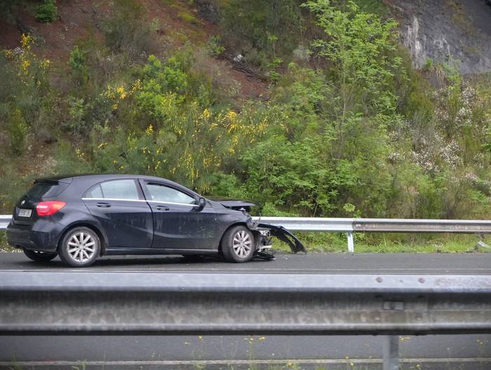 Auto bat errepidetik atera da A-625an, baina ez da zauriturik egon