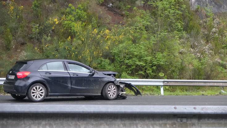 Auto bat errepidetik atera da A-625an, baina ez da zauriturik egon