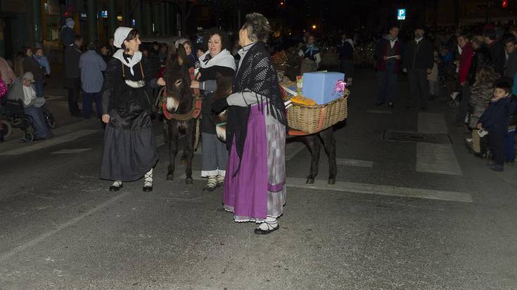 Ume ugari elkartu dira Olentzero eta Maridomingiri bere maitasuna helarazteko