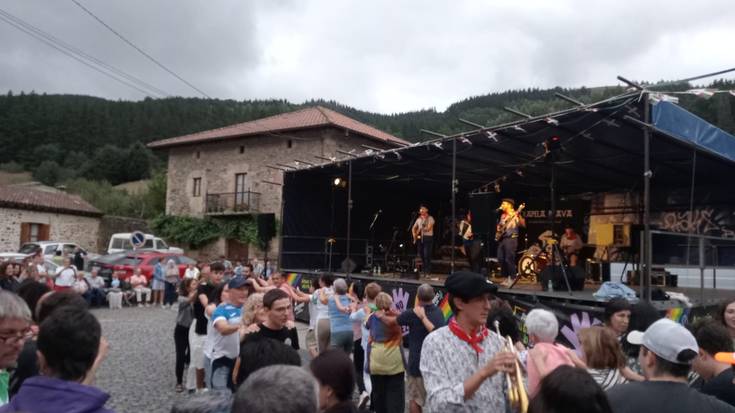 Igandea jai giroan igaro dute Baranbion