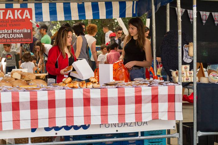 Ehunka dantzari eta ikusle b 49 1524466412781