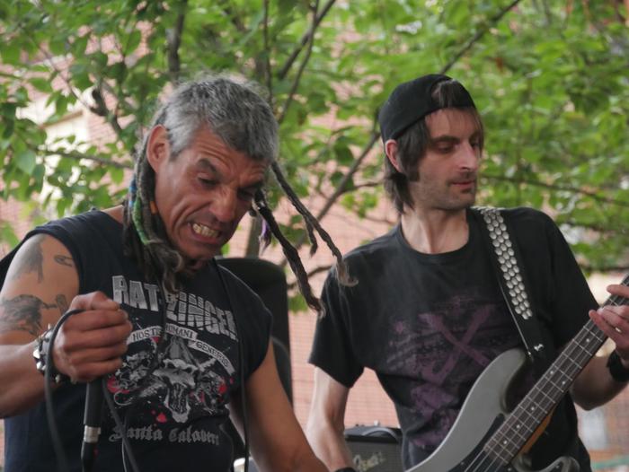 Blanco y en Bolsa punk taldeak 'Ke ardan las calles' diskoa argitaratu du