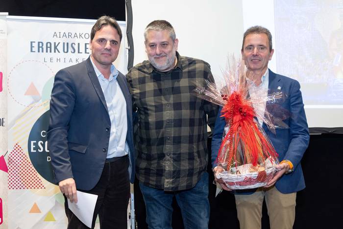 Maila handiko erakusleihoak  16 1766486401856