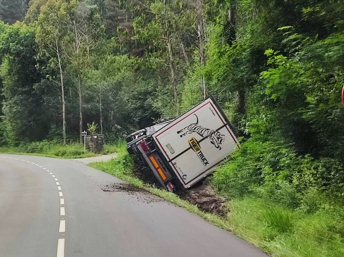 Beste kamioi bat irauli da A-3641 errepidean