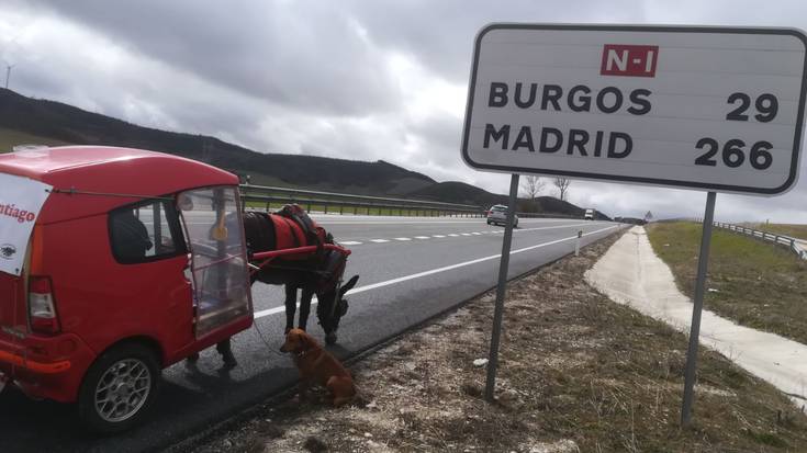 Santurtzitik Santiagorainoko bidea mando baten laguntzarekin egiten ari da Gines Lopez