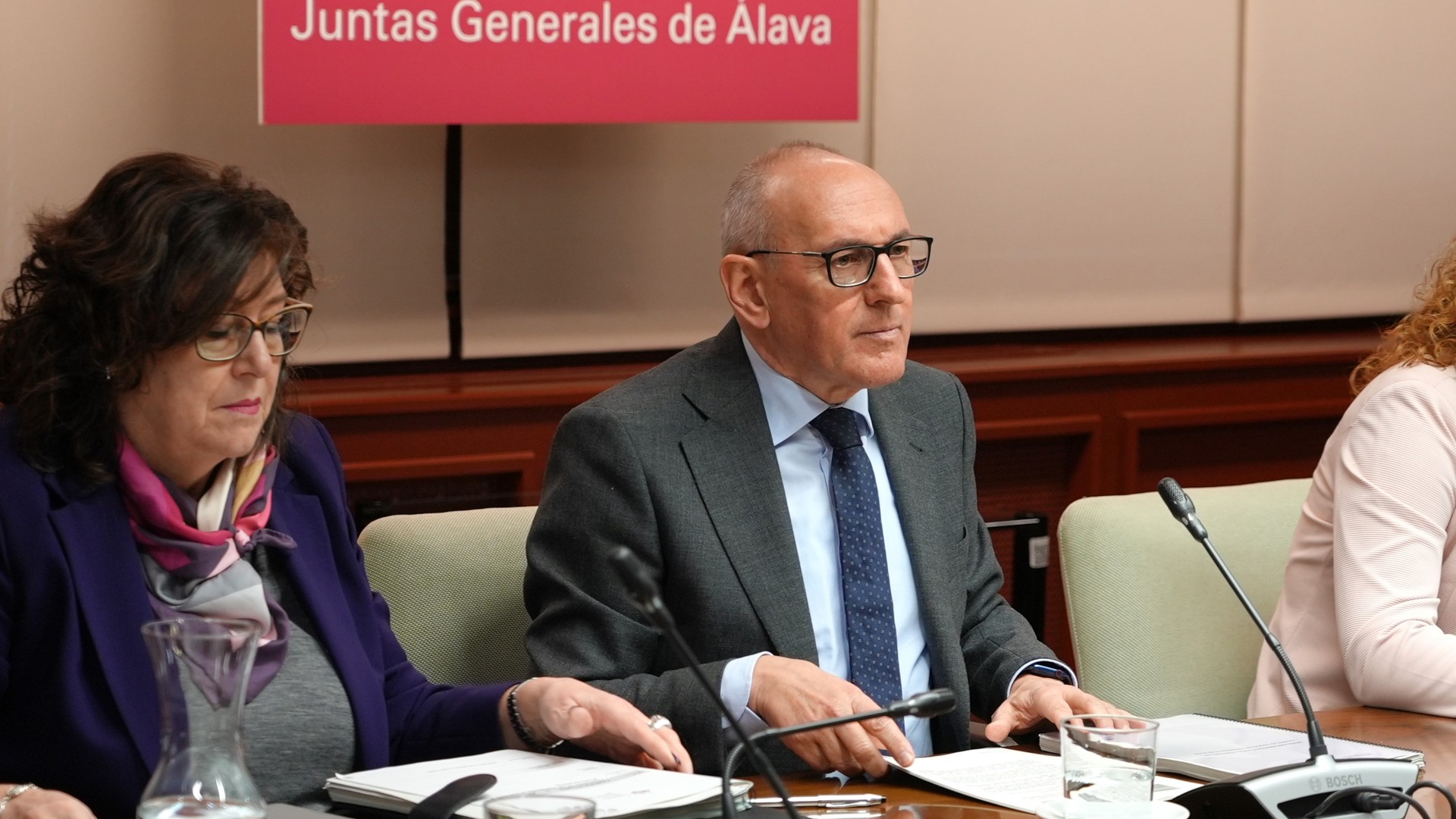 Tubos Reunidosen egoerak jarraitzen du erakunde publikoetan erantzunak sortzen