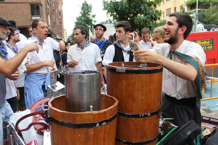 Sokatik tiraka itzuli dira j 7 1503500208960