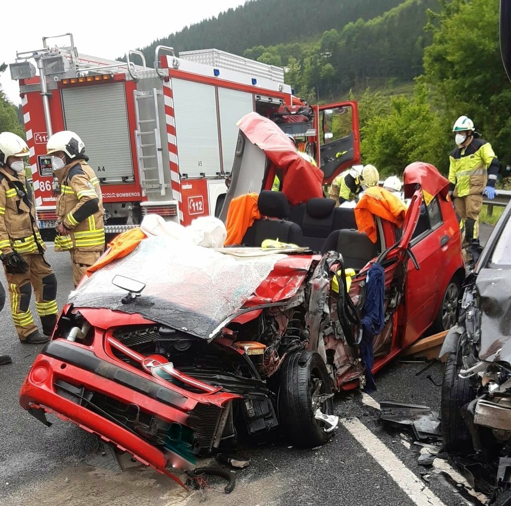 Hiru zauritu bi autoren eta garabi baten arteko talkaren ondorioz