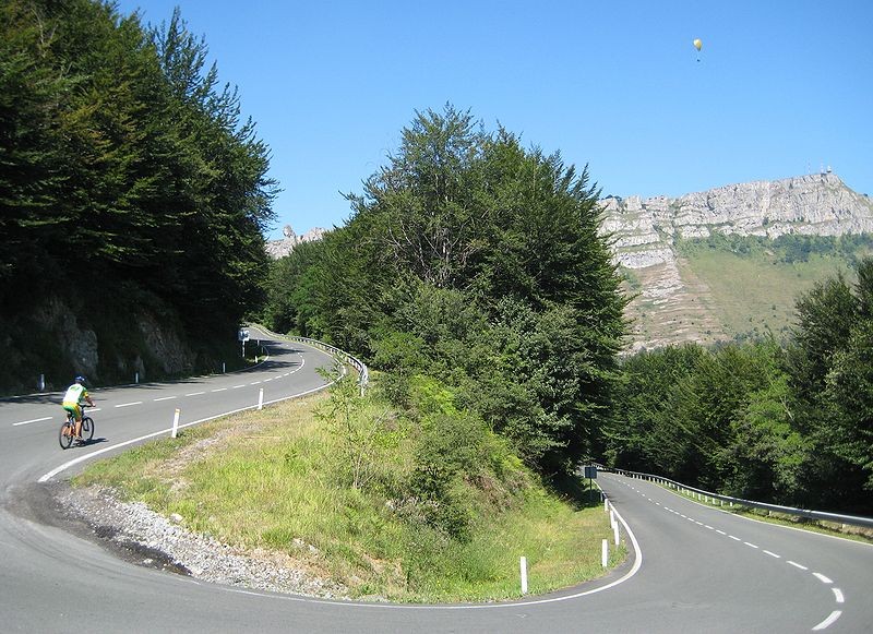 Bi pertsona ospitalera eraman dituzte Urduñako mendatean istripua izan ostean