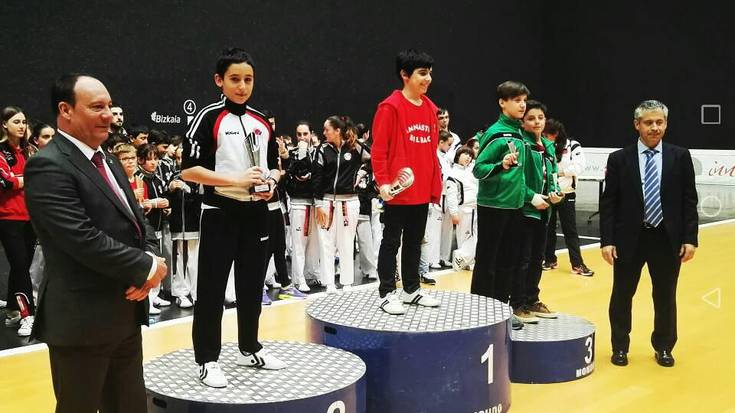 Laudioko Taekwondo taldeak hainbat domina irabazi ditu haur kategoriako Euskadiko txapelketan