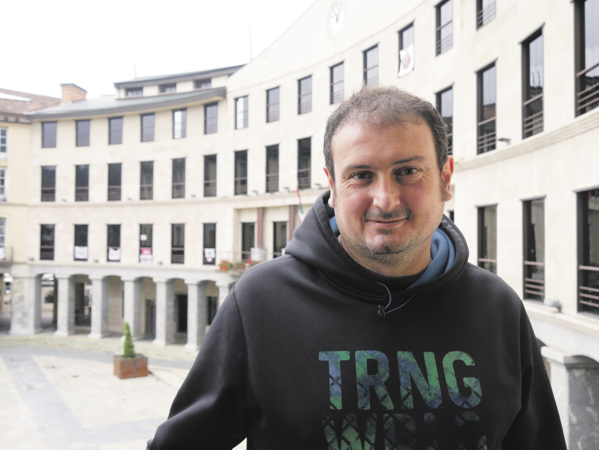 “Tubacexek beharginen lan-baldintzak okertu nahi ditu irabazi gehiago izateko”