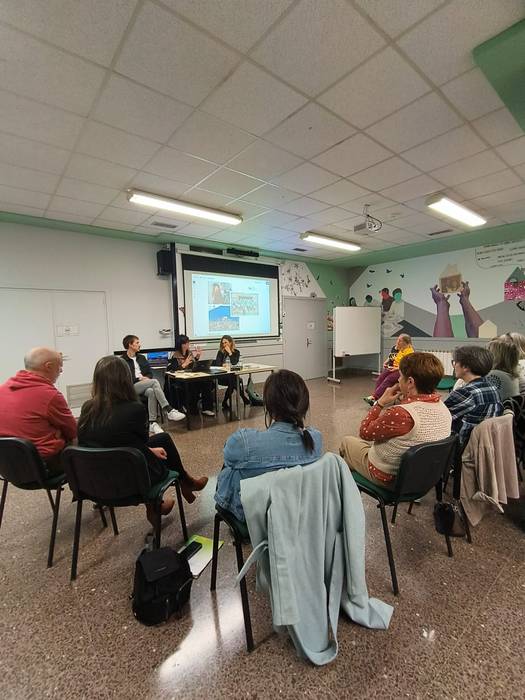 Laudiok zaintzaren krisia eta herri zaintzaileak eraikitzeko bideak aztertzeko mahai-ingurua hartu du