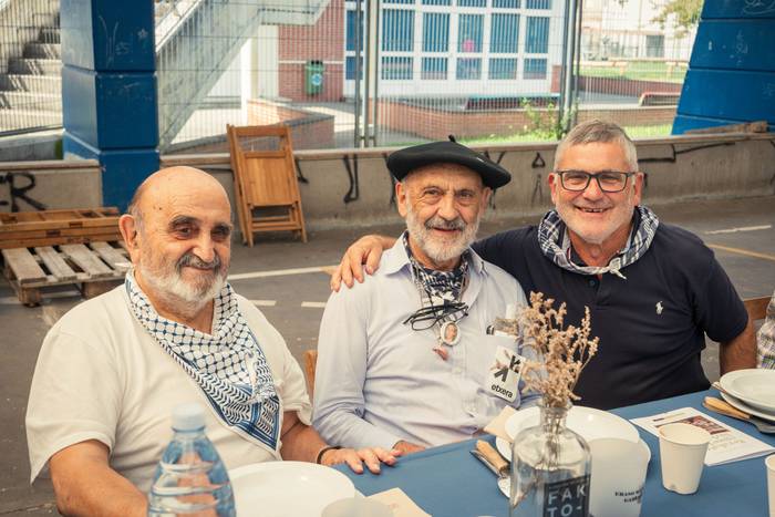 Ehunka lagun bildu dituzte j 42 1757018446094