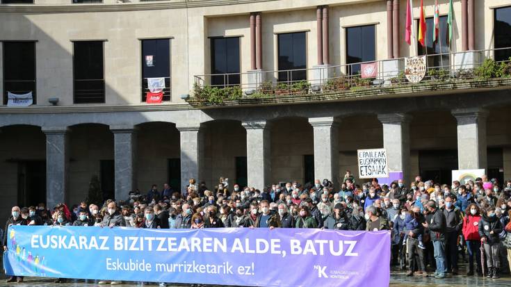 Iaz jazotako “hizkuntza eskubideen urraketa eta euskal hiztunekiko tratu txarrak” argitara eramateko txostena garatu du Aiaraldeko Euskalgintzaren Kontseiluak
