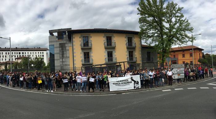 Aiaraldeko mugimendu feministaren epaitegiko protesta