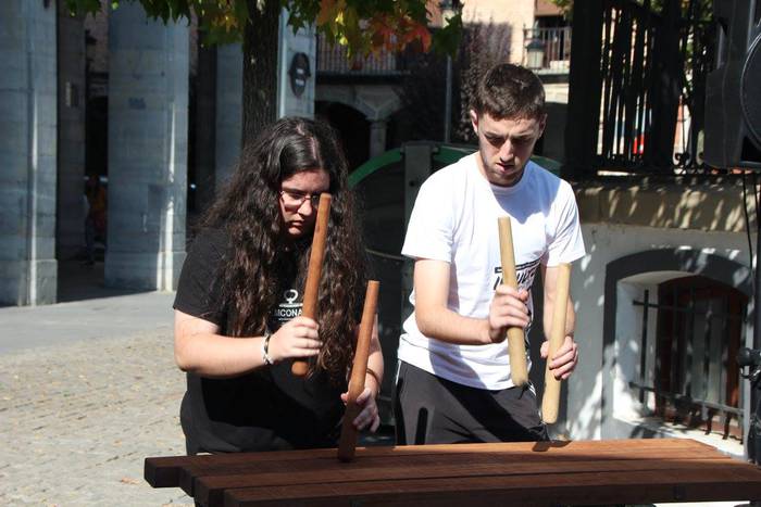 Gazte ugari batu zituen Inde 6 1508073780009