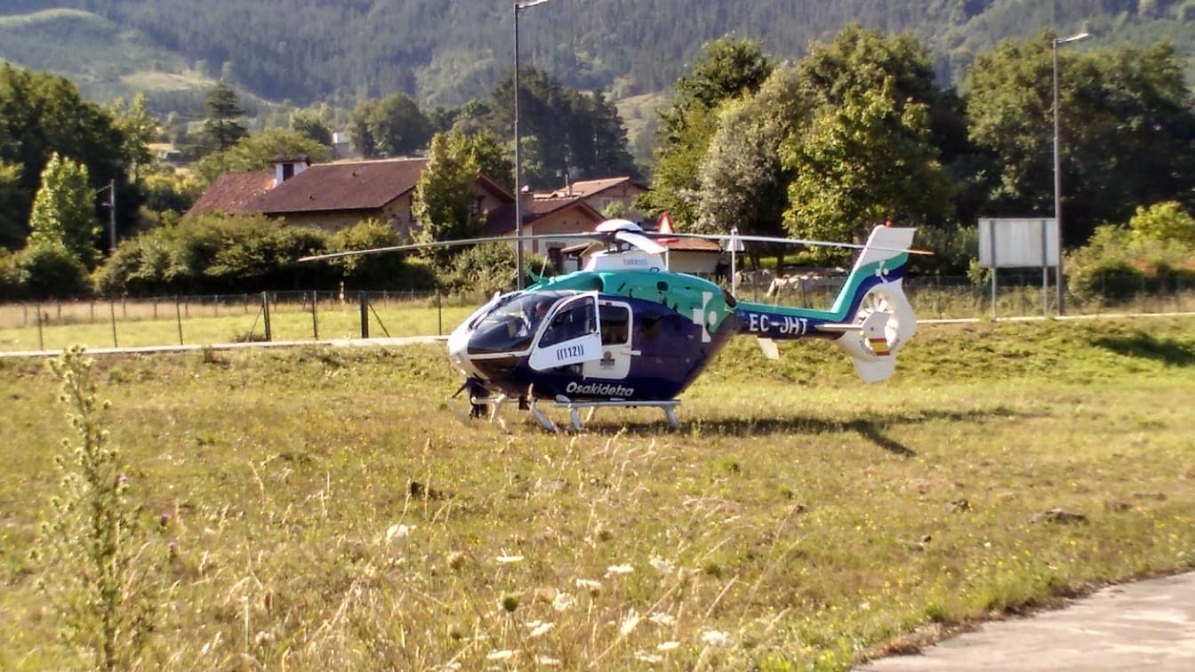 Osakidetzako helikopteroa bertaratu da larrialdi bat kudeatzeko