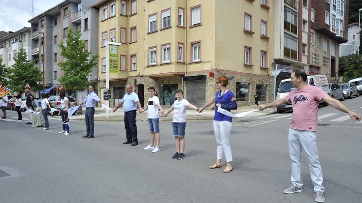 [ARGAZKIAK] Zumalakarregi etorbidean elkartu dira laudioarrak Gure Esku Dagoko giza katean