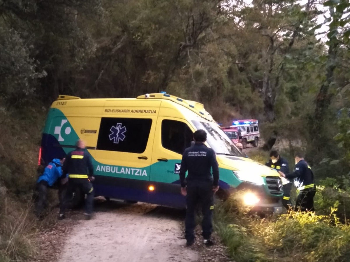 Txirrindulari batek istripua izan du Etxegoien eta Mendeika arteko bidean eta larrialdi zerbitzuak mobilizatu dituzte
