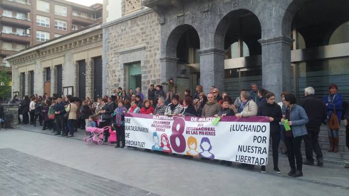 Ehunka lagun bildu dira esku 10 1489001083481