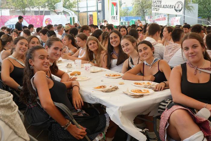 Ehunka lagunek egin dute bat 12 1755423032330