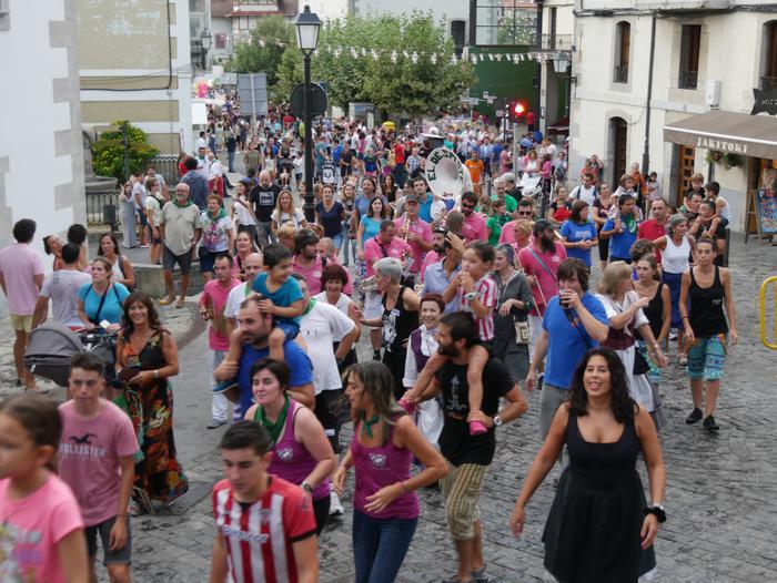 Ura eskatzen zeharkatu dute  28 1536436730241