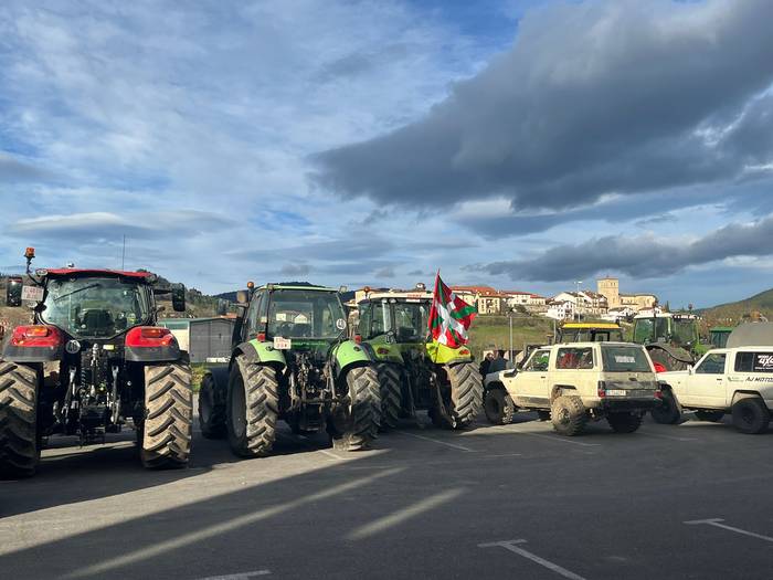 "Traktorada" egin dute Artzi 4 1768766449180