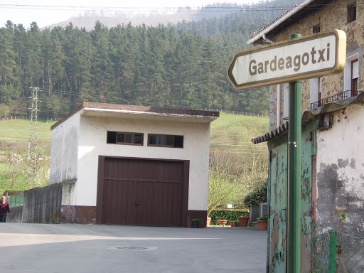 Hiru txakur pozoindu dituzte Gardea auzoan