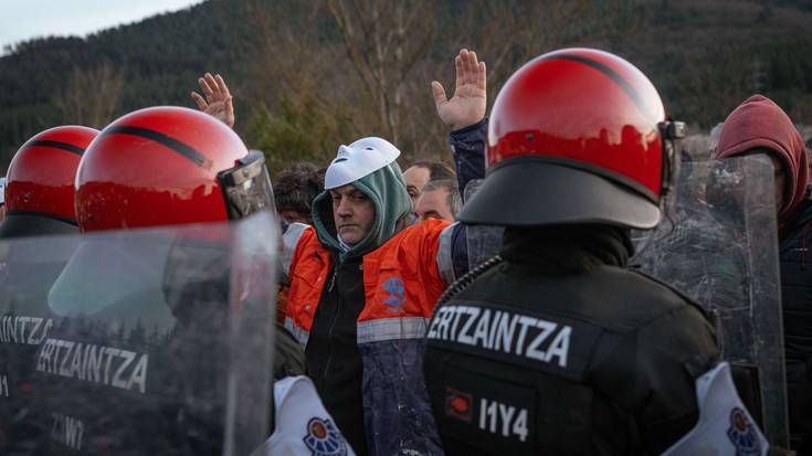Greba egunak eta lau orduko lanuzteak uztartuko dituzte Tubos Reunidos enpresako langileek