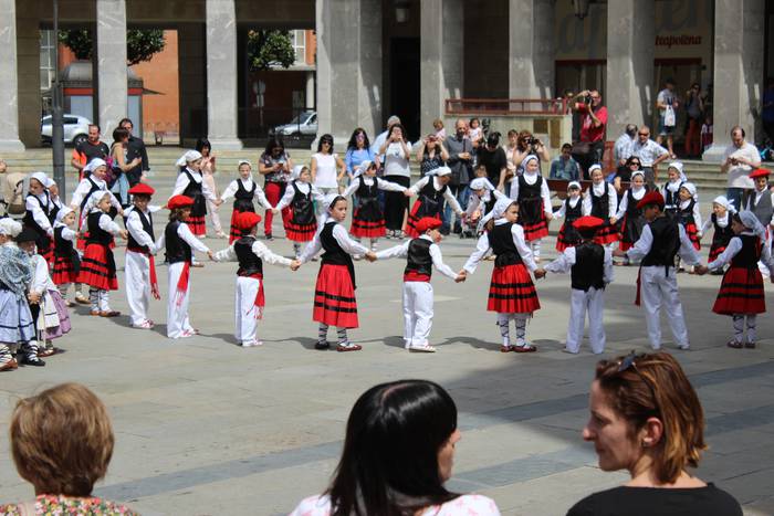 Ehunka dantzari eta ikusle b 12 1524460734060