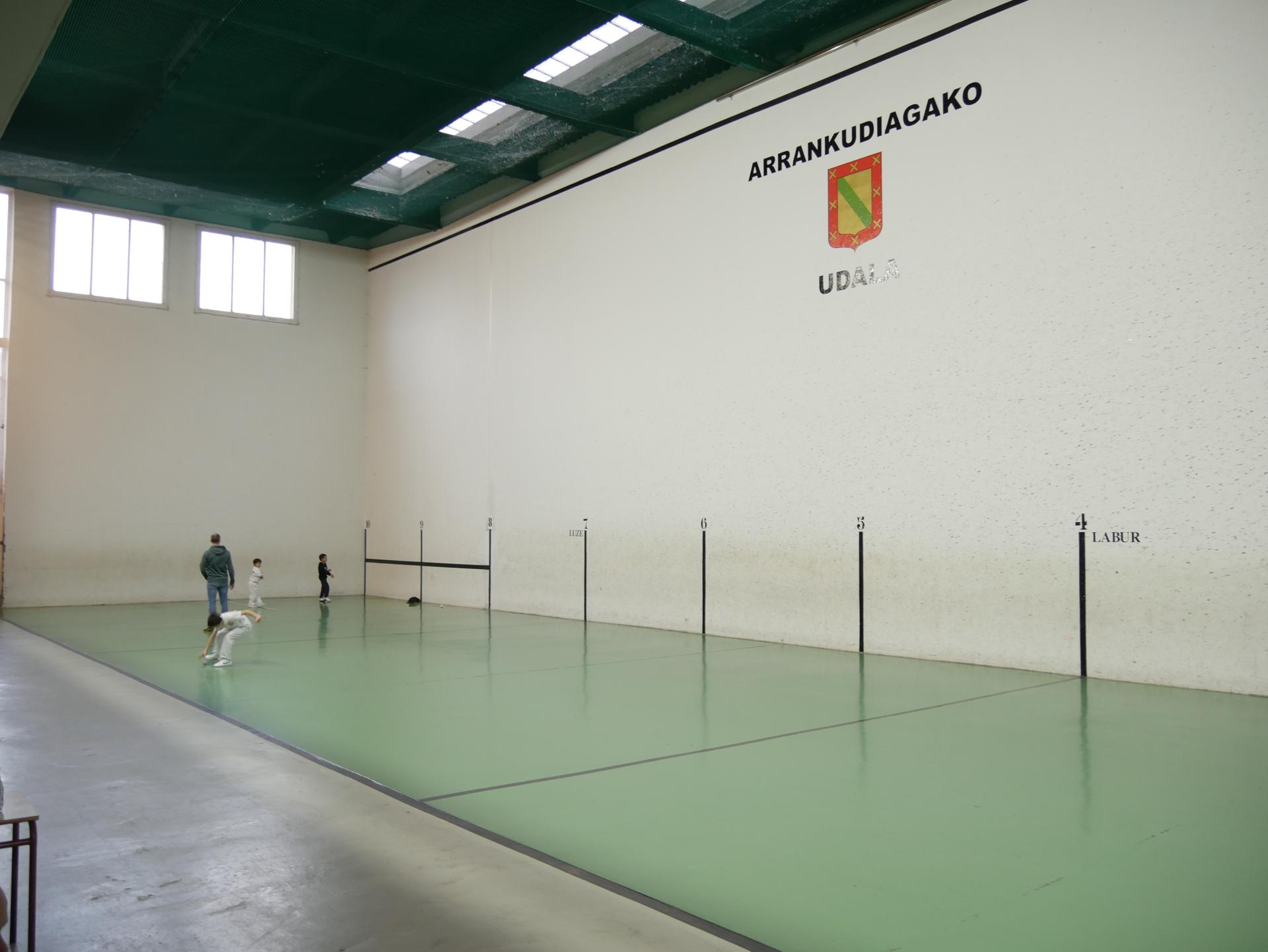 Bost pertsona egon ahalko dira gehienez Arrankudiagako frontoian aldi berean jokatzen, koronabirusaren aurka hartutako neurriengatik