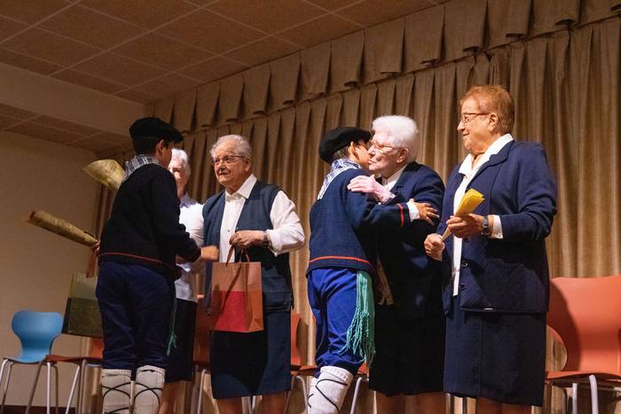 Agur jendetsu eta hunkigarri 24 1759073089699